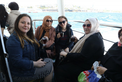 Boğaz'ın serin sularında anneler günü coşkusu Boğaz'ın serin sularında anneler günü coşkusu