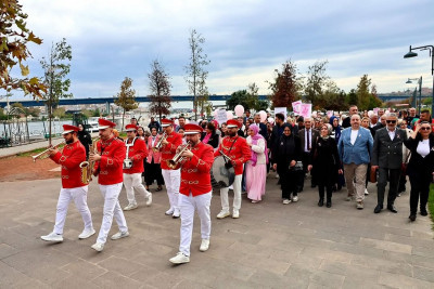 Meme kanserinde farkındalık için Eyüpsultan'da yürüdüler