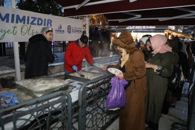 Berat Kandili'nde etli pilav ikramı