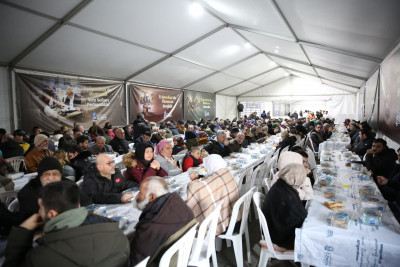 Ramazan'ın bereketi Eyüpsultan'da gönül sofralarında paylaşılıyor