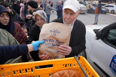 Eyüpsultan Belediyesi'nden vatandaşlara pide ikramı