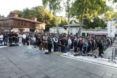Eyüp Sultan Camii bayram namazında doldu taştı