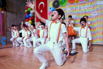 Başkan Özmen, minik öğrencilerin okuma bayramı heyecanlarına ortak oldu