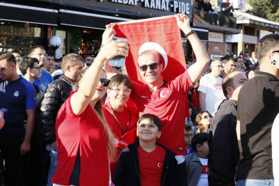 Milli heyecan Eyüpsultan Meydanı'nda dev ekranda yaşandı