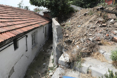 Tehlike arzeden istinat duvarı kontrollü bir şekilde yıkıldı