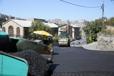 Emniyettepe Necati Molder Caddesi'nde asfalt çalışması 