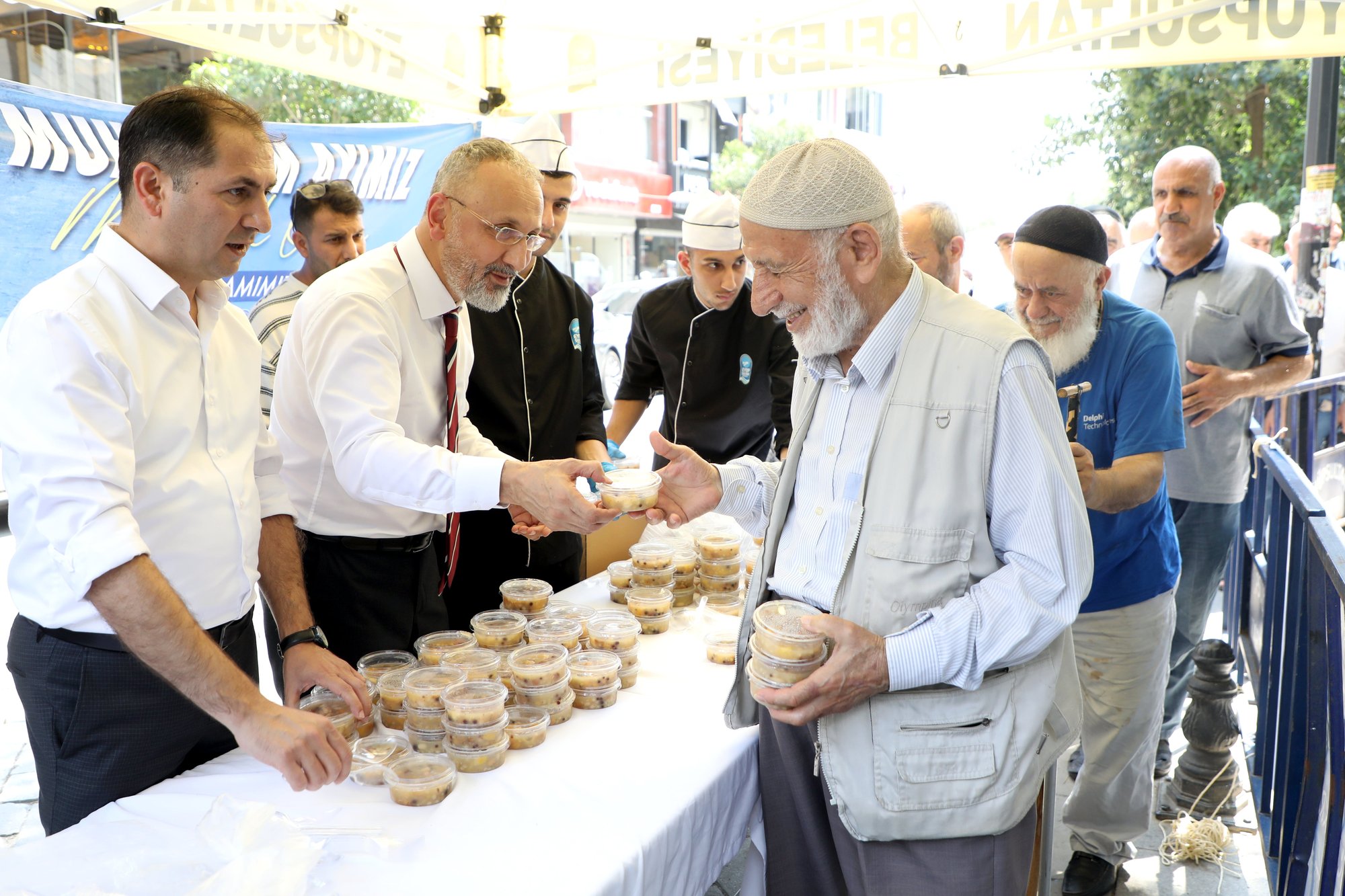 Eyüpsultan Belediyesi'nden vatandaşlara aşure ikramı