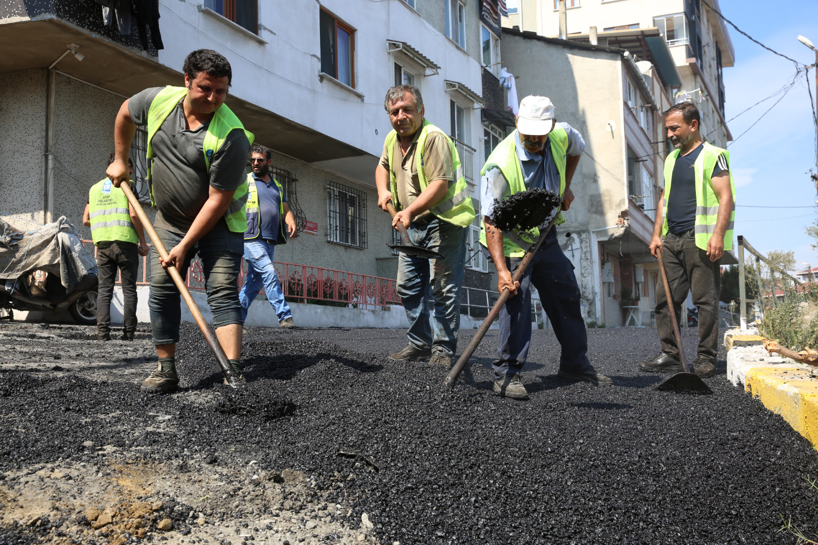  Eyüpsultan'da asfalt çalışmaları tüm hızıyla sürüyor