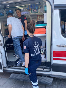 Zabıta ekiplerinden soğukkanlı müdahale: Bıçaklı şahıs ikna edildi, olası faciadan dönüldü Zabıta ekiplerinden soğukkanlı müdahale: Bıçaklı şahıs ikna edildi, olası faciadan dönüldü