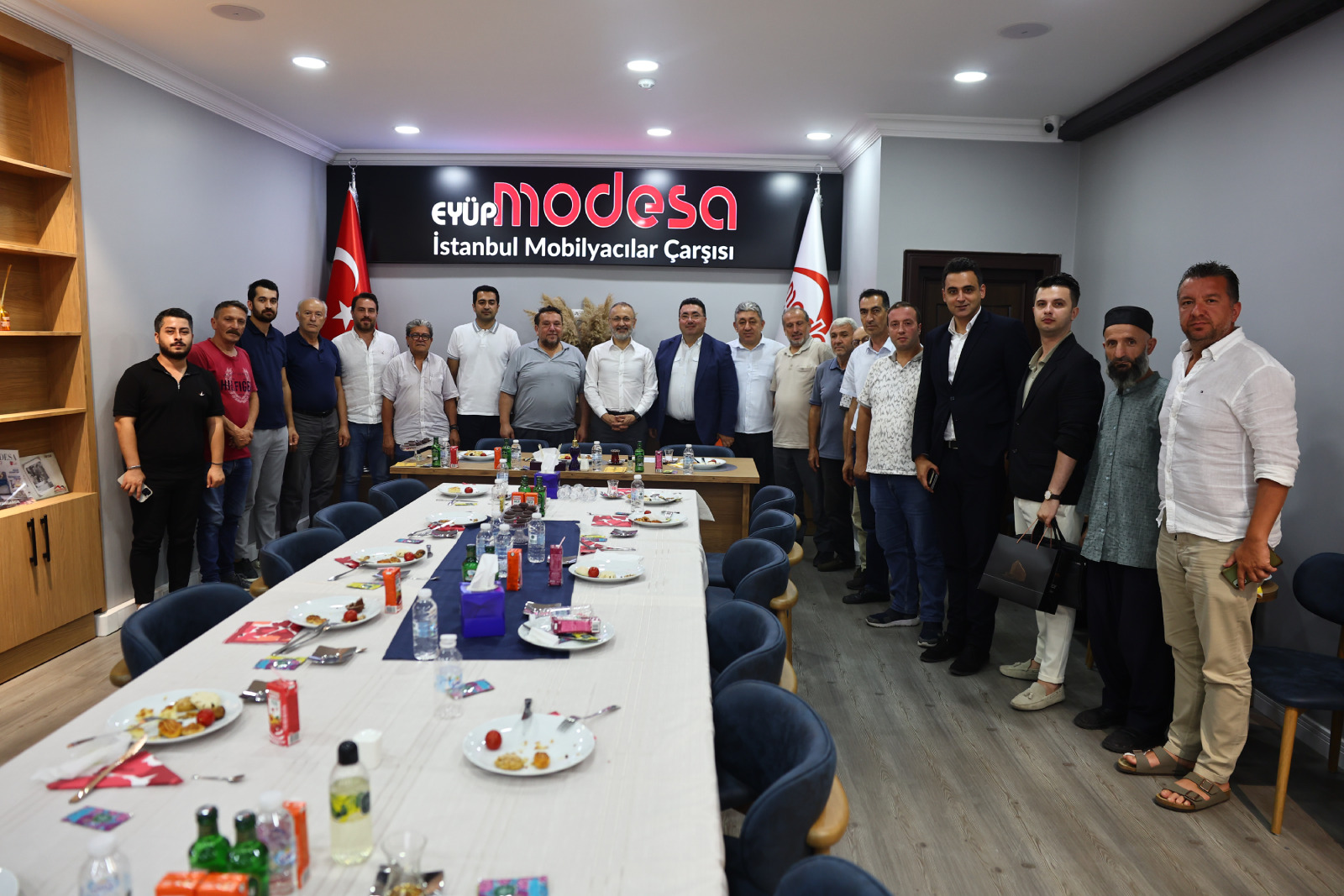 Başkan Özmen, MODESA esnafıyla buluştu Başkan Özmen, MODESA esnafıyla buluştu
