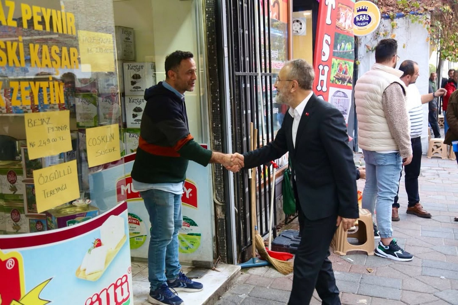 Başkan Özmen, Rami Yeni Mahalle'de esnafla buluştu Başkan Özmen, Rami Yeni Mahalle'de esnafla buluştu