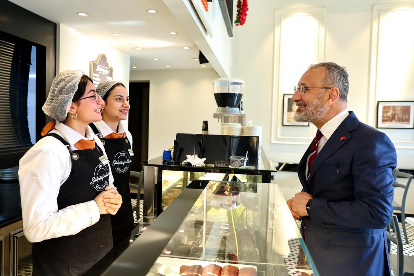 Başkan Özmen, 5. Levent Mahallesi'nde esnafla buluştu Başkan Özmen, 5. Levent Mahallesi'nde esnafla buluştu