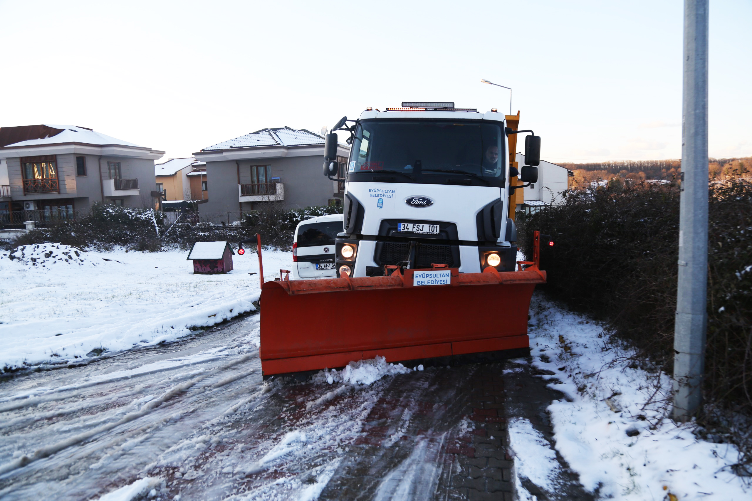 Eyüpsultan Belediyesi Yoğun Kar Yağışına Karşı 7/24 Sahadaydı Eyüpsultan Belediyesi Yoğun Kar Yağışına Karşı 7/24 Sahadaydı
