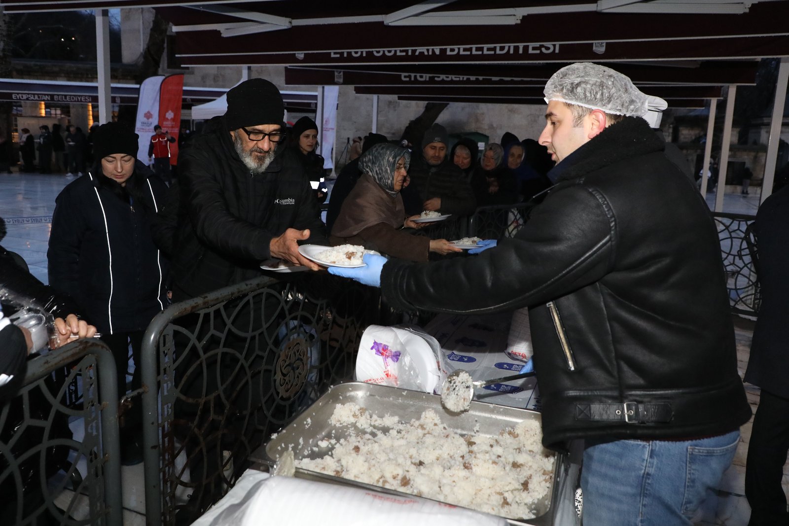 Berat Kandili'nde etli pilav ikramı