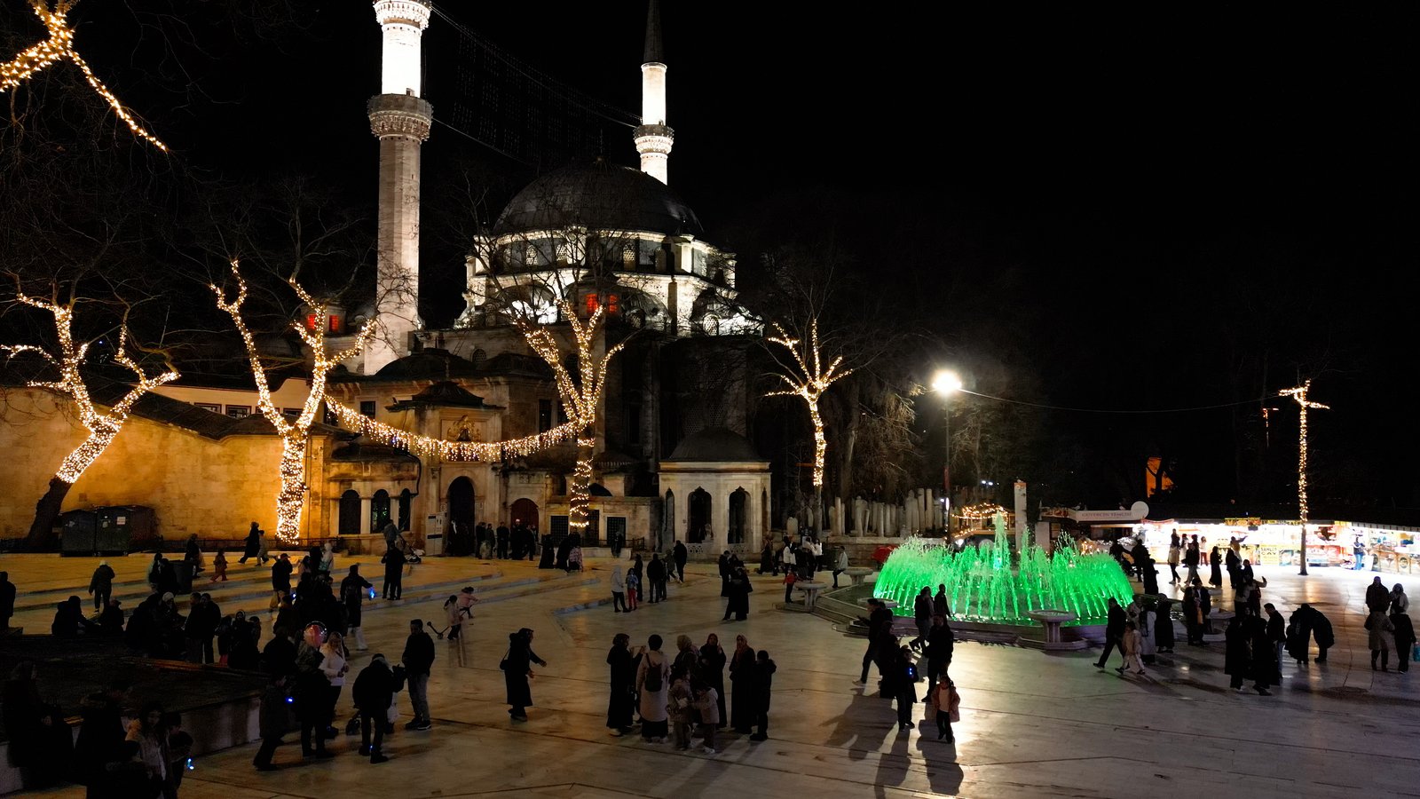 Eyüpsultan Ramazan öncesi ışıklarla donatıldı