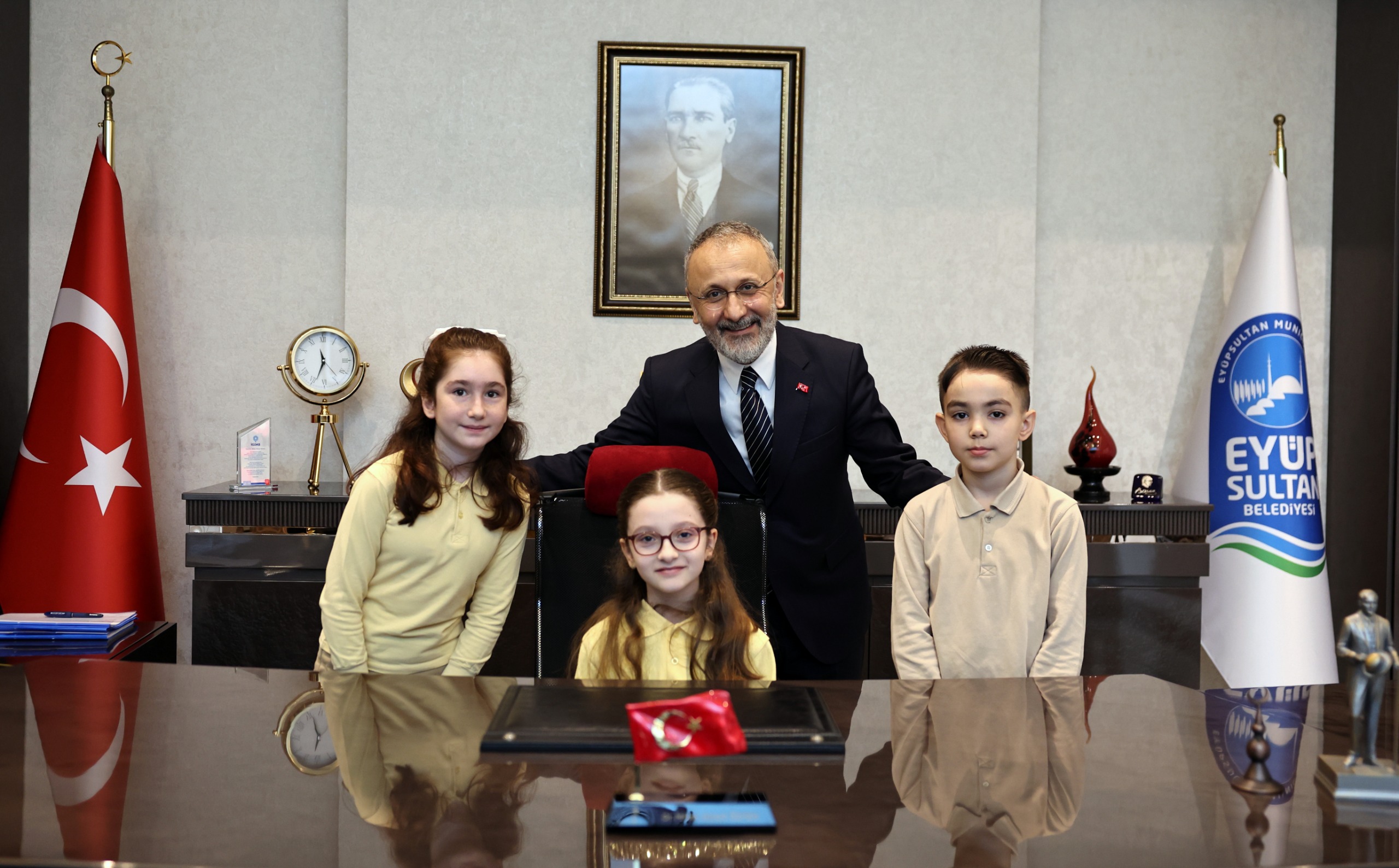 Başkan Özmen makam koltuğunu minik öğrencilere devretti Başkan Özmen makam koltuğunu minik öğrencilere devretti